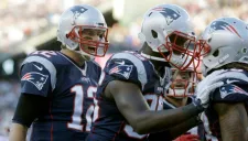 Jugadores de Patriotas festejan un touchdown