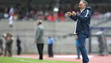 Memo Vázquez dando instrucciones a sus jugadores en CU