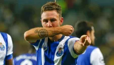 Miguel Layún celebrando una anotación con el Porto
