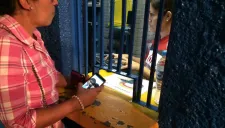 Una aficionada compra sus boletos para el Clásico