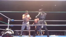 Parka Negra junto al espontáneo