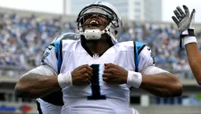 Cam Newton festeja al estilo 'Superman'