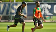 Layún y Osorio durante un entrenamiento del Tri