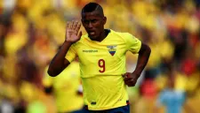 Fidel Martínez festeja un gol contra Uruguay