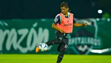 La Momia controla un balón en un entrenamiento