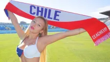Daniella Chávez sostiene una bufanda de la Selección chilena