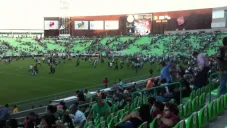 Aficionados corren a refugiarse en el Estadio Corona
