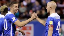 Geoff Cameron es felicitado por Michael Bradley