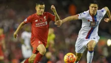 Martin Kelly disputa el balón con Philippe Coutinho