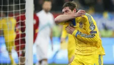 Yevhen Seleznyov festeja su gol con Ucrania