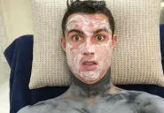 Cristiano Ronaldo posa con su mascarilla