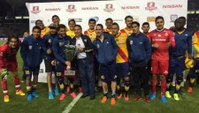 Jugadores de Monarcas recibiendo el trofeo por M. Negrete