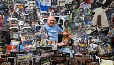 Oldbury acompañado de cientos de muñecos y acceosrios