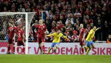 Jugadores de Suecia festeja gol contra Dinamarca