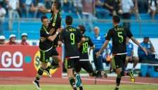 Los futbolistas del Tri festejan tras el 1-0