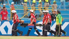 Alanís, siendo retirado del duelo contra Honduras
