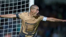 Dario Verón celebra un gol