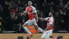 Gibbs y Giroud festejan un gol del Arsenal