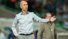 Pako Ayestarán reclama en juego de Santos