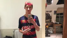 Mourinho Jr. posa con la playera del Barcelona