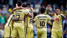Jugadores del América festejan una anotación