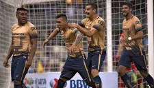 Jugadores de Pumas celebran gol contra América