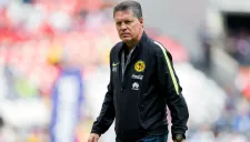 Ricardo Peláez camina en el Estadio Azteca