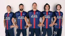 Futbolistas del PSG posan con la playera