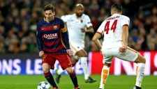 Messi encara a Manolas en juego de Champions League