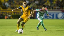 Torres Nilo conduce el balón en juego contra Santos