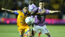 Javier Aquino y Pedro Vargas disputan el esférico