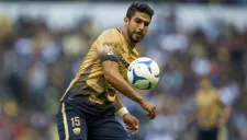 Lalo Herrera controla el balón en partido con Pumas