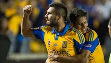 Gignac festeja tras anotar su golazo