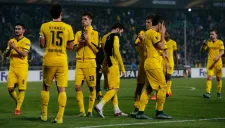 Jugadores del Borussia Dortmund agradecen al público tras el encuentro