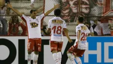Ramón Ábila celebra un gol frente a River Plate