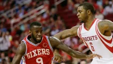 JaKarr Sampson intenta pasar con el balón