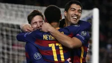 Messi, Neymar y Suárez se abrazan al festejar un gol