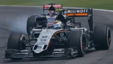 Checo Pérez conduce su Force India