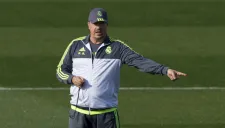 Rafa Benítez dirige un entrenamiento del Real Madrid