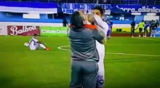 Momento en que el Manuel 'El Cholo' Torres avienta a su entrenador