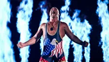Kurt Angle hace su entrada al ring
