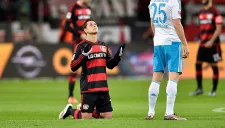 Chicharito, rezando antes de iniciar el partido