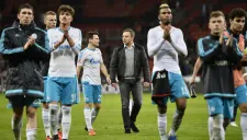 Jugadores del Schalke agradecen a la afición