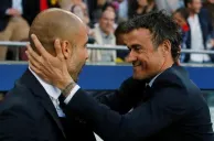 Guardiola y Luis Enrique se saludan antes de un juego