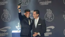 Herrera presume su Dragón de Oro