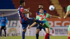 Leandro Carrijo (Juárez) disputal el balón