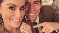 Irene Martínez luce el anillo que le dio Héctor Moreno