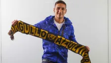 Sosa sostiene una bufanda de Pumas