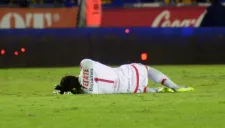 Nahuel Guzmán simulando dormir en el duelo contra Toluca