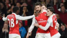 Giroud y Campbell celebran el segundo gol del Arsenal
